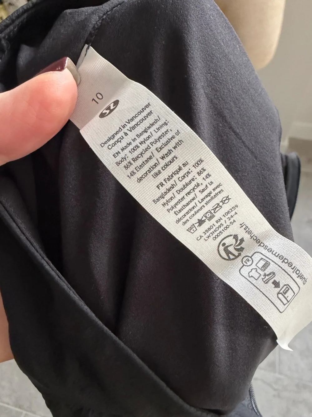 Lululemon License to Train Lightweight Jacket in Black Size 10